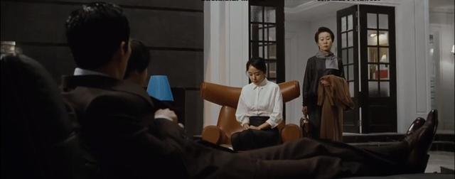女佣附身清洗浴缸却不知男主已悄然进入,韩国人性片《下女》