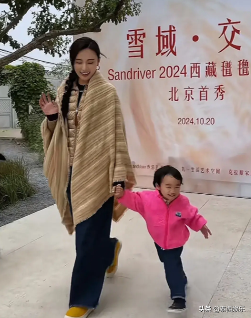 李亚鹏老婆重回T台,海哈金喜抱2岁女儿走秀,身材高挑又美又飒