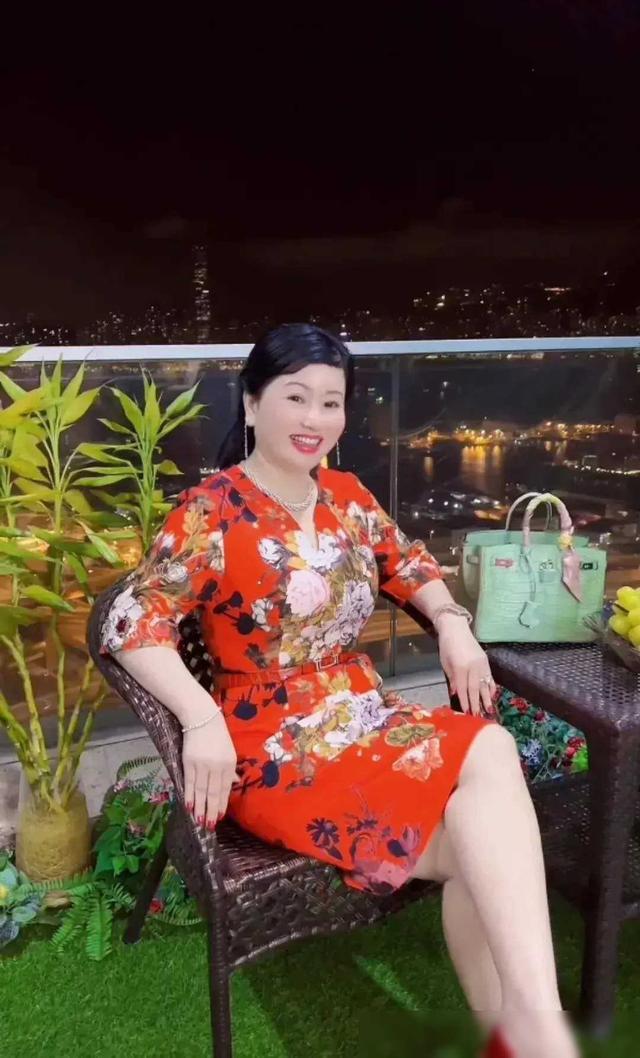 因岳母太丰满,小伙抛弃女友后向她表白,岳母上台主持人都看直眼