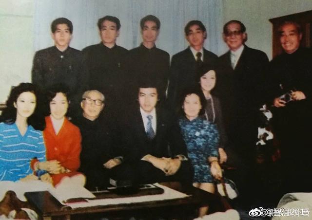 63岁刘晓庆晒35年前旧照,与三浦友和同框美到发光!