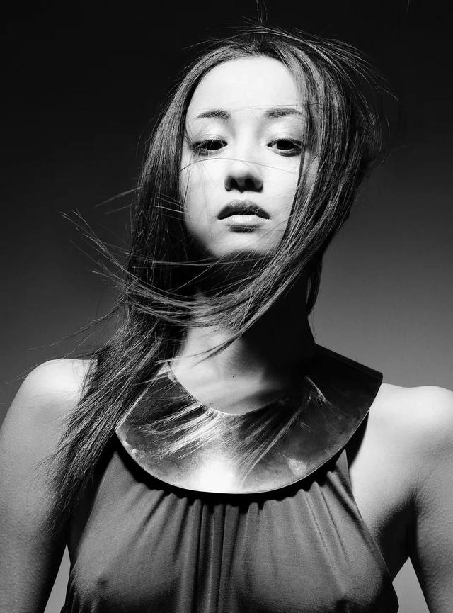 日法混血女星泽尻英龙华艺术献身力作,完美身材比例妩媚动人