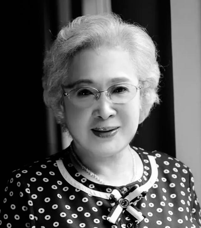 秦怡离世：看着丈夫、儿子和妹妹相继去世，晚年坚强活成传奇