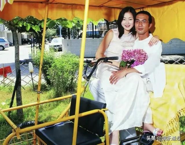 她是官方认定的“美腿王”!52岁的万绮雯状态太好,身材媲美少女