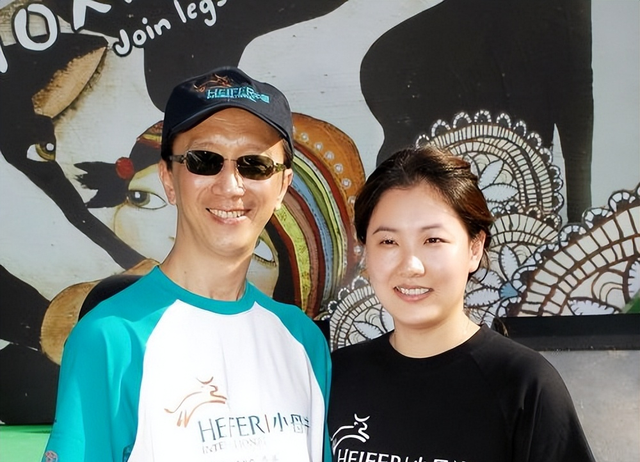 港媒曝伏明霞离婚,净身出户,大26岁老公梁锦松回应了