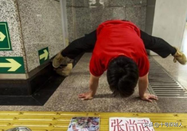 他是体操冠军，却因多次行窃被判入狱，靠街头卖艺乞讨为生