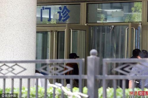 她是金马影后，如今整容八百回，为炒作变神经病