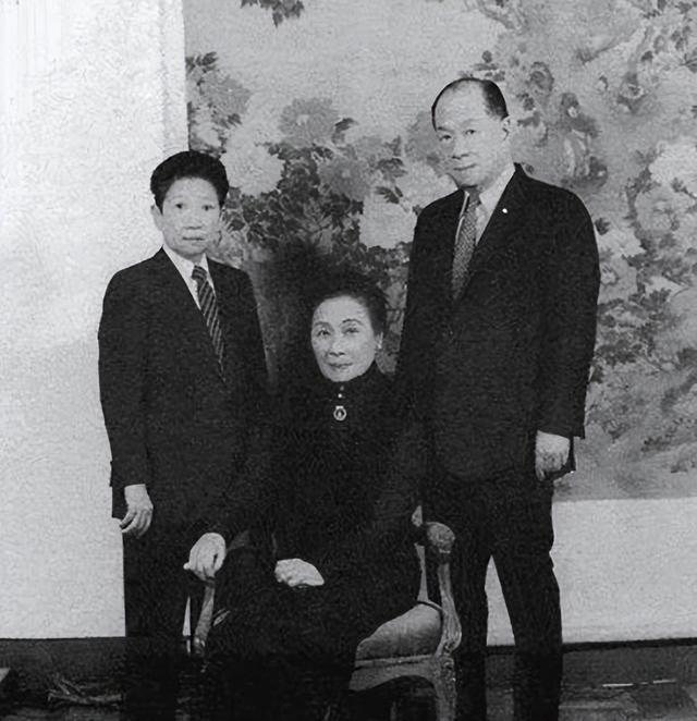 1946年，孔令俊遭龙云儿子调戏，双方拔枪互射，二小姐冲在最前