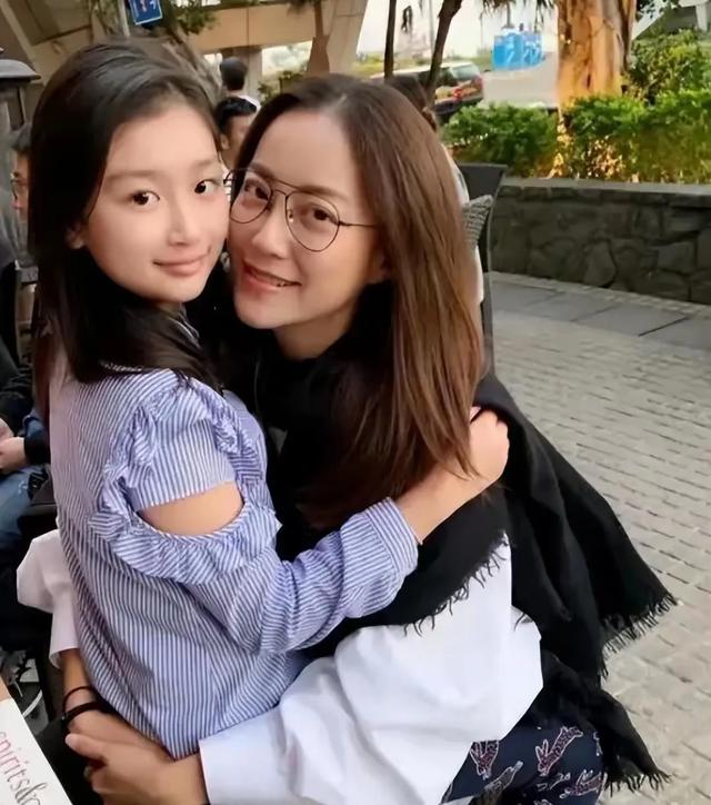 “最美经纪人”霍汶希豪宅曝光，旗下艺人相约团拜，关智斌成团宠