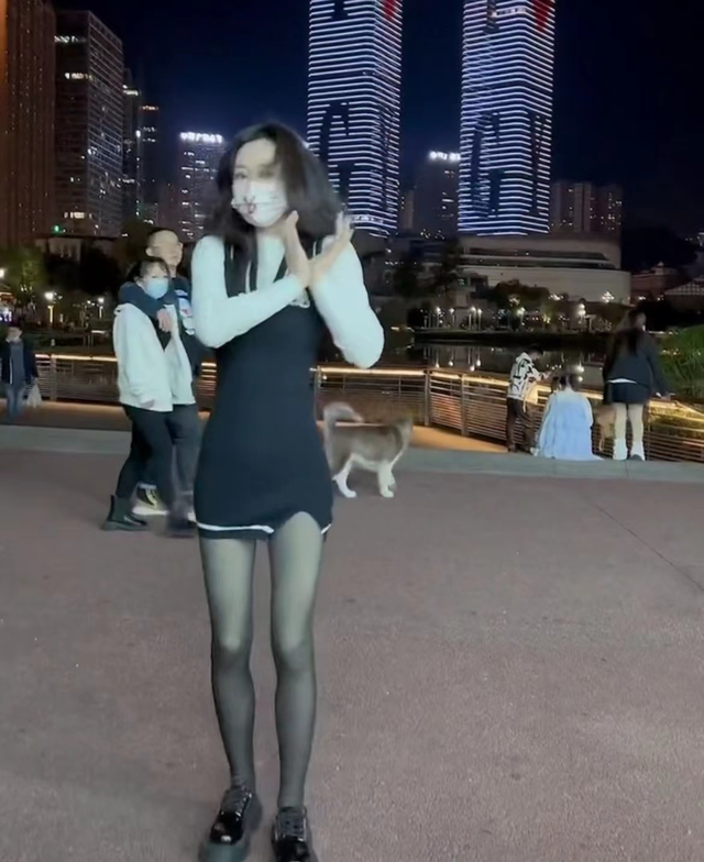 柳岩行为惹争议!穿黑丝打扮清凉街头热舞,路人疑惑走过无人识