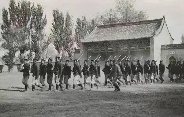 陈济棠：雄踞广东的“南天王”，为何会放开大路让红军突围而去