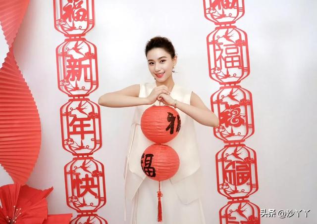 赌王千金何超莲新年照,疑似孕相,窦骁要当爸?这瓜甜不甜?