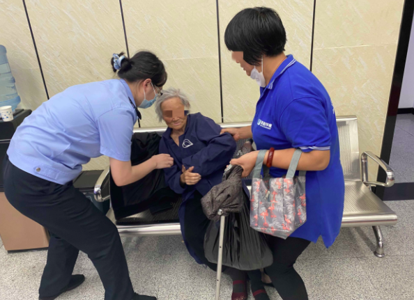 杭州1米75的女辅警，这一幕太美了！“你真是好姑娘啊……”