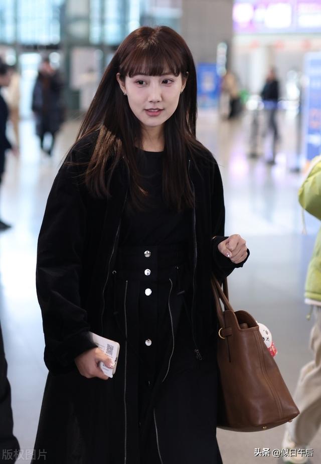 李艺彤现身上海机场,身穿全黑look出发录制浪姐6