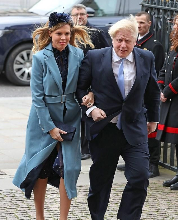 英国首相夫人：挤走高颜值前妻，戴鸽子蛋大钻戒，龅牙妹凭什么