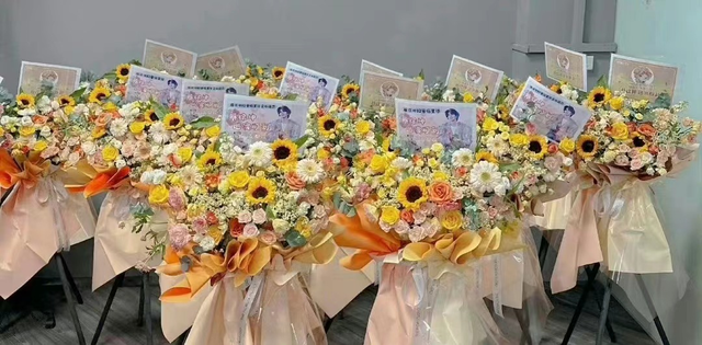 蔡徐坤演唱会现场曝光，发福臃肿颜值滑坡，粉丝疯狂应援惹群嘲