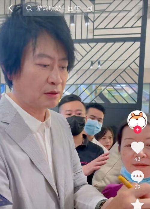 53岁游鸿明小县城捞金?卖力演唱无人回应,现场冷清观众寥寥无几