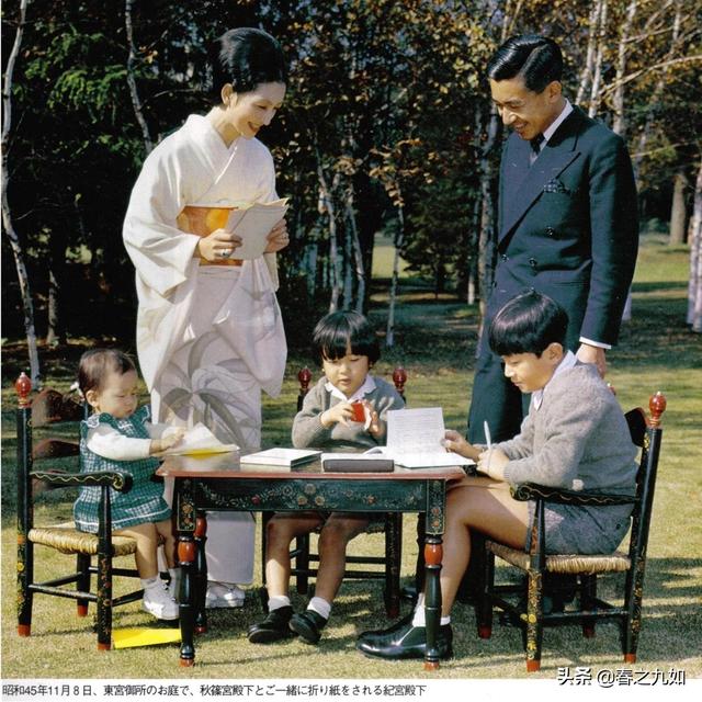 日本德仁天皇童年私密照 美智子皇后是个好妈妈