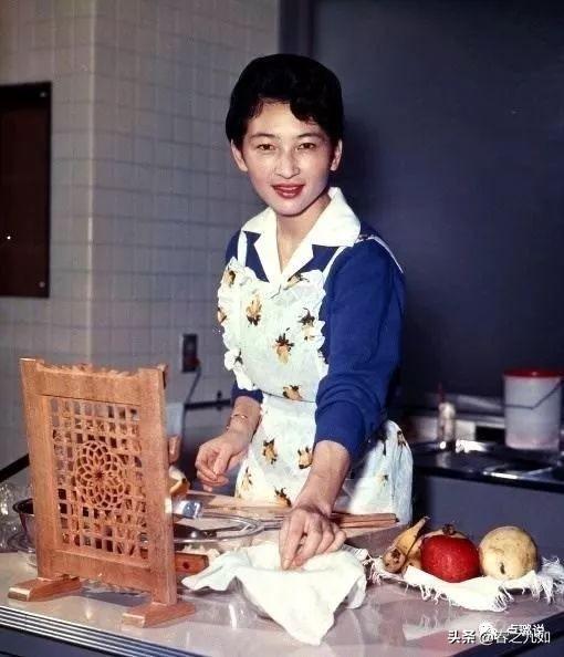 日本德仁天皇童年私密照 美智子皇后是个好妈妈