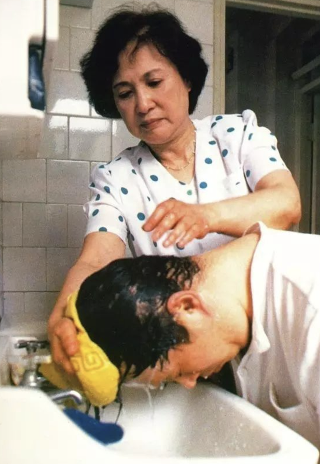 秦怡离世：看着丈夫、儿子和妹妹相继去世，晚年坚强活成传奇