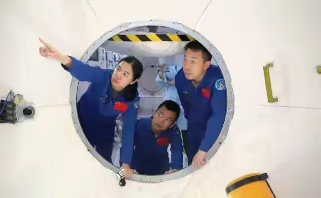 跨越时空的追梦!13岁看神舟的小男孩,航天员梦今朝圆