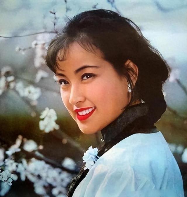 65岁的刘晓庆居然还能怀孕,曾经4次婚姻2次出轨,老公是怎么想的