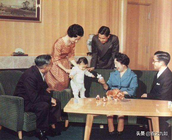 日本德仁天皇童年私密照 美智子皇后是个好妈妈