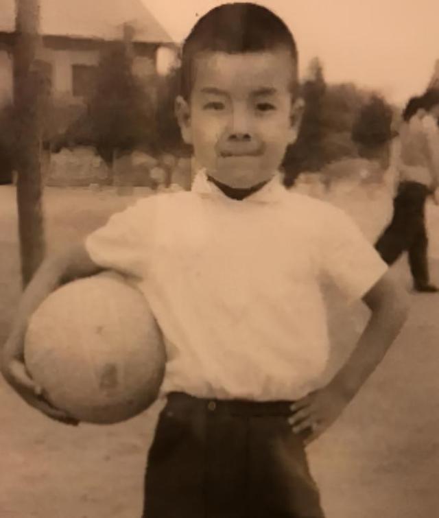 海一天:不靠当领导的父亲,46岁才走红,娶二婚妻子待继子如亲生