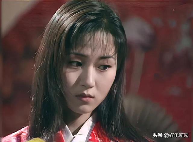 她是官方认定的“美腿王”!52岁的万绮雯状态太好,身材媲美少女