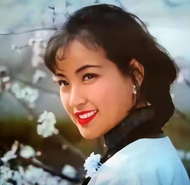 65岁的刘晓庆居然还能怀孕,曾经4次婚姻2次出轨,老公是怎么想的