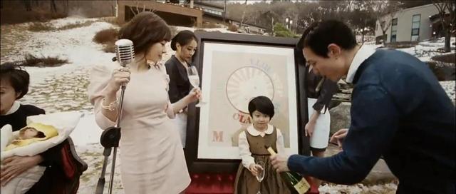 女佣附身清洗浴缸却不知男主已悄然进入,韩国人性片《下女》