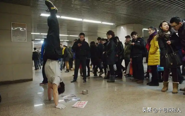 他是体操冠军，却因多次行窃被判入狱，靠街头卖艺乞讨为生