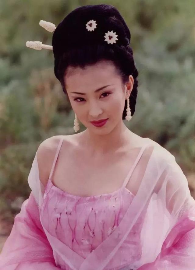 从空姐到童年女神，出道23年没火的她，年过40不婚专注搞事业