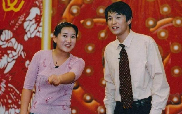 贾玲逝世母亲照片曝光,揭开《你好,李焕英》背后的悲伤故事