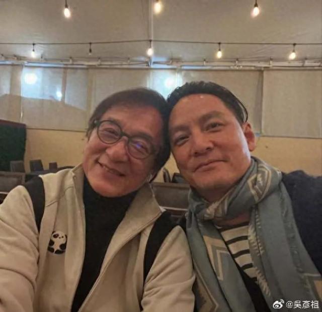 吴彦祖晒与成龙合照，时隔6年重聚一起过新年！两人同框梦回《新警察故事》