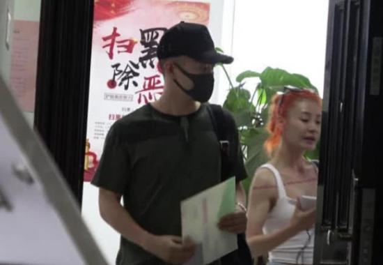 因性格不合及家庭关系等原因，相声演员曹云金宣布与妻子离婚，未来共同抚养女儿