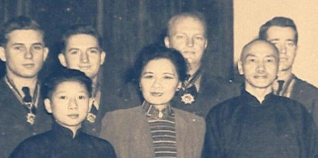 1946年，孔令俊遭龙云儿子调戏，双方拔枪互射，二小姐冲在最前