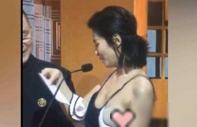肩带滑落、裙底走光,12位女星红毯大泄春光”,太尴尬了