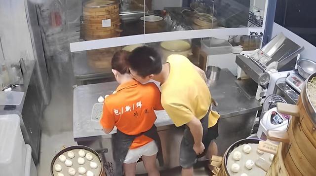 回顾:夫妻凌晨4点在店里忙碌,丈夫连续偷偷亲吻妻子,画面甜蜜