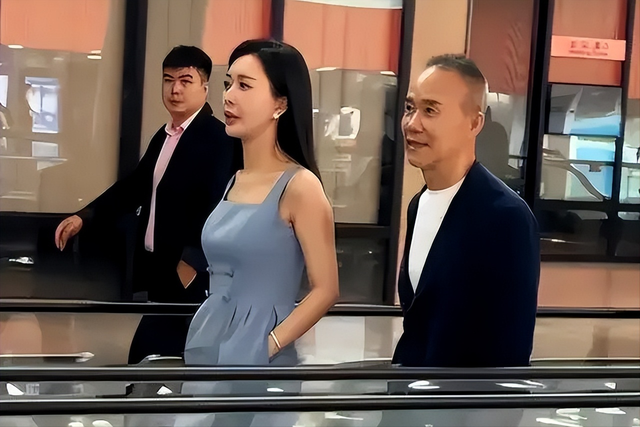 73岁王石陪4岁女儿玩,弄得满身满脸贴纸,商界大佬形象都不顾了