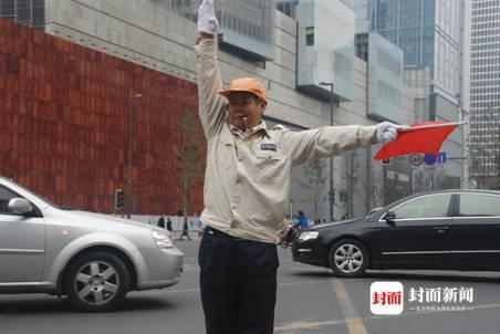 成都最“歪”交通劝导员患重病 到过春熙路的人都可能被他“吼”过