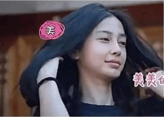 baby带娃现身聚会,素颜暴露真实颜值,皮肤黝黑靠全身涂粉增白