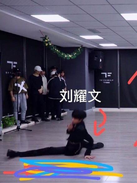 刘耀文这双腿是真实的吗?刘耀文弟弟今年14岁已经长到183了