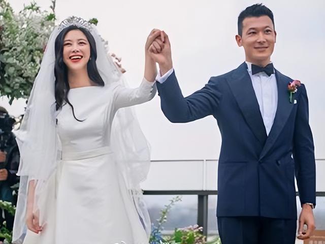 朱珠老公王昀佳晒全家福,素颜出镜亲吻宝宝,孩子正面照首次曝光
