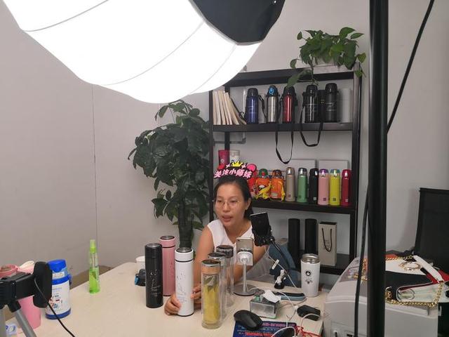 吃吃东西拉拉家常,就能月入过万?姐妹花记者探秘淘宝主播的直播间生活