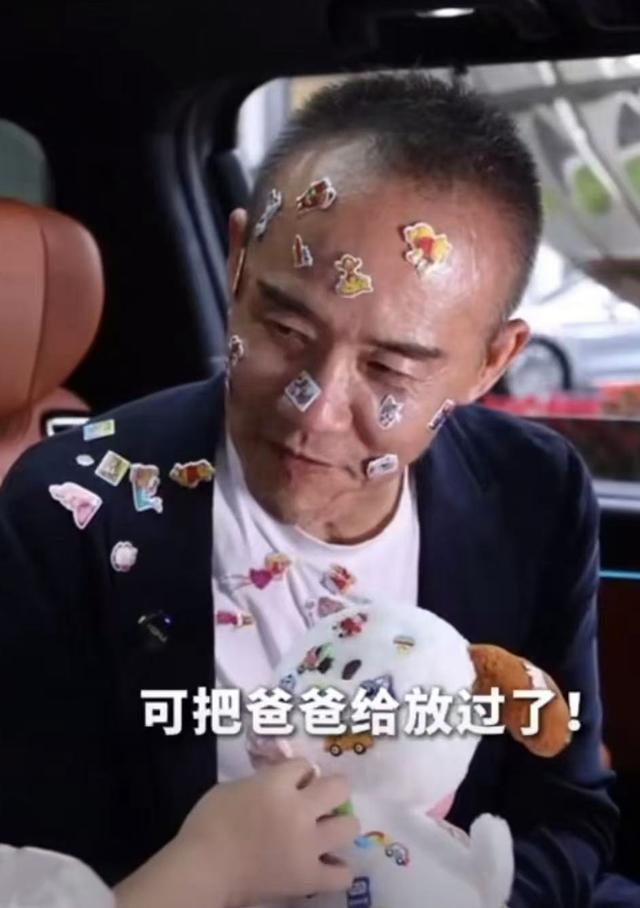 73岁王石陪4岁女儿玩,弄得满身满脸贴纸,商界大佬形象都不顾了