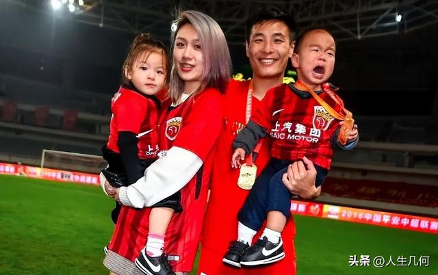 国足四大娇妻:韦世豪妻子最性感,黄金腰臀比,秒杀内娱女明星
