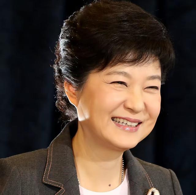 一张泳装照揭开朴槿惠青葱岁月,15岁的她竟如此迷人!