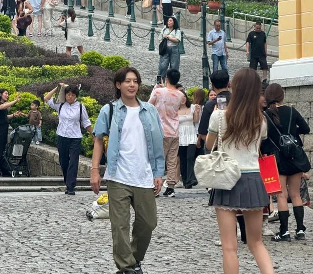 韩星李多海带老公澳门旅游,夫妻相处好甜蜜,女方长腿抢镜似少女