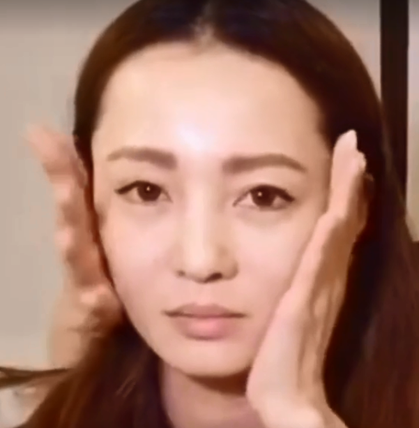 张韶涵对亲妹揉脸发出魔性笑声 网友:是亲姐姐