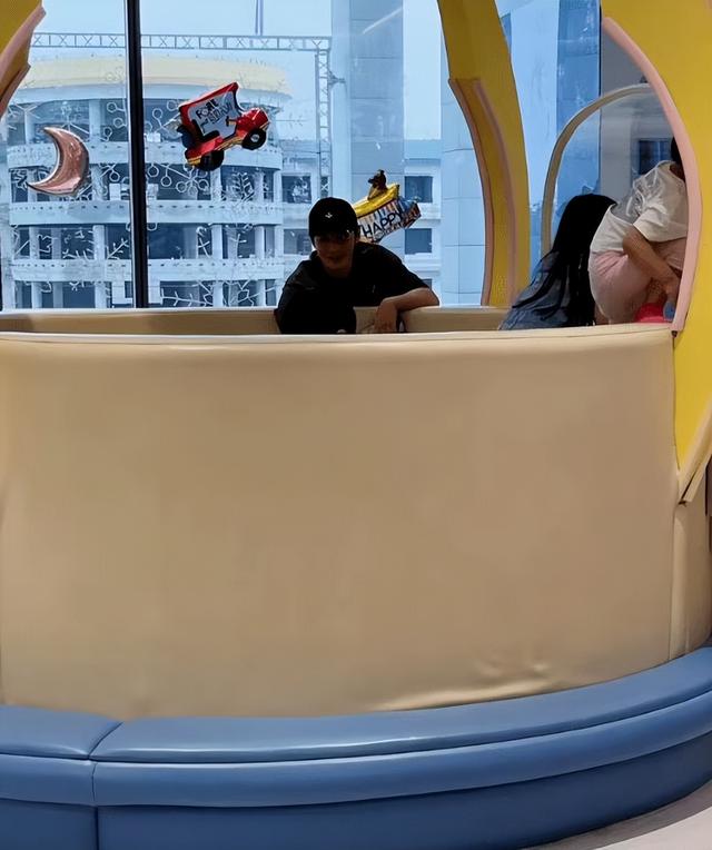 黄晓明带娃现身亲子餐厅,5岁小海绵打扮时尚,侧脸曝光酷似爸爸